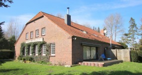 Drei-Parteien-Wohnhaus mit Doppelgarage in Edewecht-Husbäke