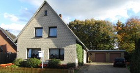 Bezugsfreies Einfamilienhaus mit Garage und vermieteter Einliegerwohnung in Portsloge