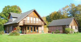 Fachwerkwohnhaus mit Doppelgarage und großzügigem Gartengrundstück