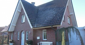 Wohnhaus mit Garage und Gartenoase in Rostrup