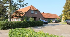 Resthof mit Wirtschaftstrakt sowie Doppelgarage in reizvoller Lage 
