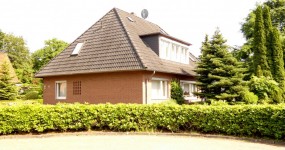 Wohnhaus mit Wintergarten und Garage in Rostrup
