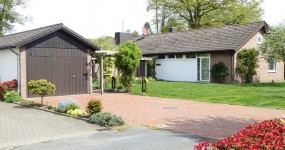 Gepfl. Einfamilienhaus mit Garage auf idyllischem Grundstück in Ocholt-Howiek