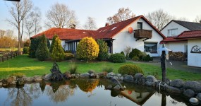 Wohnhaus mit Nebengebäude, Garage und Teichanlage in Edewecht-Portsloge