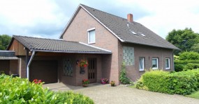 Wohnhaus mit Wintergarten, Balkon, Teilkeller und Garage in Edewecht-Westerscheps