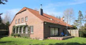 Drei-Parteien-Wohnhaus mit Doppelgarage in Edewecht-Husbäke
