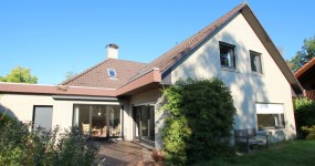 Großzügiges Einfamilienhaus mit Garage und Carport in zentrumsnaher Lage