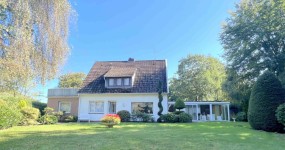 Solides Einfamilienhaus auf großem Grundstück in ruhiger Lage in Kayhausen
