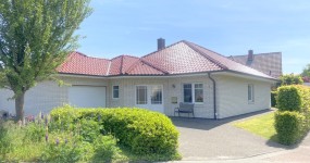 Bezugsfreier Walmdachbungalow mit Garage in Dänikhorst