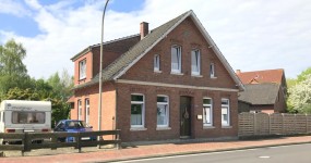 Teilmodernisiertes Wohnhaus (Fehnhaus) in Apen, zentrale Lage