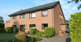 Großzügiges Zweifamilienhaus in Ofenerdiek