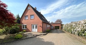 Umfangreich modernisiertes Einfamilienhaus mit Nebengebäude in Specken