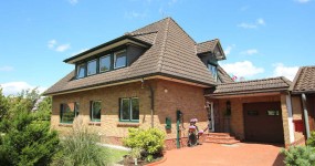 Teilmodernisiertes Einfamilienhaus mit Garten und Garage in ruhiger Sackgassenlage