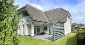 Komfortables Wohnhaus mit Doppelgarage und großem Garten in zentrumsnaher Lage