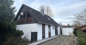 Bezugsfreies Eohnhaus mit Garage (BWE-Musterhaus) und eingegrüntem Garten in Varel-Obenstrohe