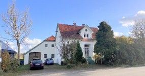 Modernisierungsbedürftige Immobilie im jugendlichen Villenstil mit Stallgebäude in Westerstede-Linswege