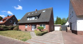 Älteres Wohnhaus - als Ein- oder Zweifamilienhaus nutzbar - mit Garage und Garten in Westerstede / zentrumsnahe Wohngebietslage