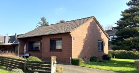 Solides Wohnhaus mit großzügigem Gartengrundstück, Garage und Anbau in ruhiger Wohnlage in Bad Zwischenahn