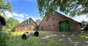 Denkmalgeschützter, sanierungsbedürftiger Gulfhof mit Nebengebäude