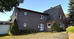Großzügiges Wohnhaus mit 3 WE mit Garten, Garage und Keller in zentraler Lage von Bad Zwischenahn