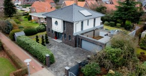 Exklusives und modernes Ein-  Zweifamilienhaus mit Doppelgarage