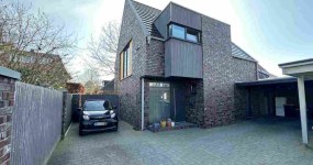 Modernes und energieeffizientes Architektenhaus mit Carport und Terrasse