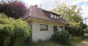 Sanierungsbedürftiges Wohnhaus mit unverbauten Ausblick - altern. Bauplatz für Neubau