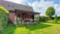 Garten der Landhaus-Villa mit überdachter Terrasse