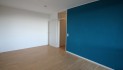Schlafzimmer mit Zugang zum teilüberdachten Balkon