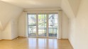 Blick in das Wohnzimmer mit Balkonzugang