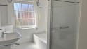 hell-freundliches Bad mit Wanne und Dusche
