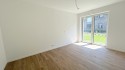 Eltern mit Zugang zum Gartenbereich