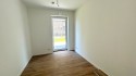 Kind mit Zugang zur Terrasse