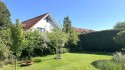 Einblick in den gepflegten, geschützten Gartenbereich