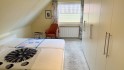 Schlafzimmer mit Zugang zur geschlossenen Loggia