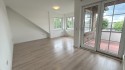 Wohn- und Esszimmer mit Zugang zum Balkon