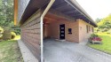 Blick auf den Eingangsbereich und Carport