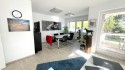Büro-/Besprechungszimmer mit Zugang zur Loggia