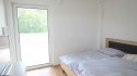 Schlafzimmer mit Durchgang zum Balkon