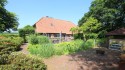 Vorgarten mit Teich und Grillhütte