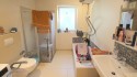 modernes Duschbad mit Badewanne