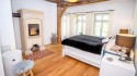 Schlafzimmer mit Kamin