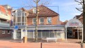 Frontperspektive des Gewerbeobjekts mit Kennzeichnung der Einheit im Obergeschoss – Blick in die Bahnhofstraße