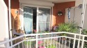 überdachter Balkon mit Geländer