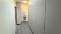 Umkleideraum mit angrenzendem WC und Duschbad 