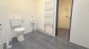 geräumiges Duschbad mit WC - modern und funktional 