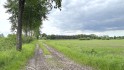 Ausblick über das Ackerland (rechts) und Wegefläche