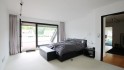 großzügiges Schlafzimmer mit Dachterrasse
