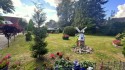 Idyllisch angelegter Gartenbereich vor dem Wohnhaus