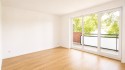 Wohnzimmer (mit KI bearbeitet) mit Zugang zur Dachterrasse